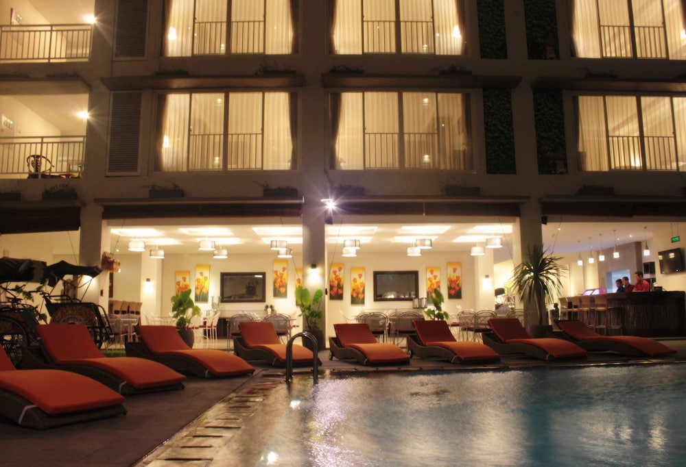 Losari Sunset Hotel 8/38