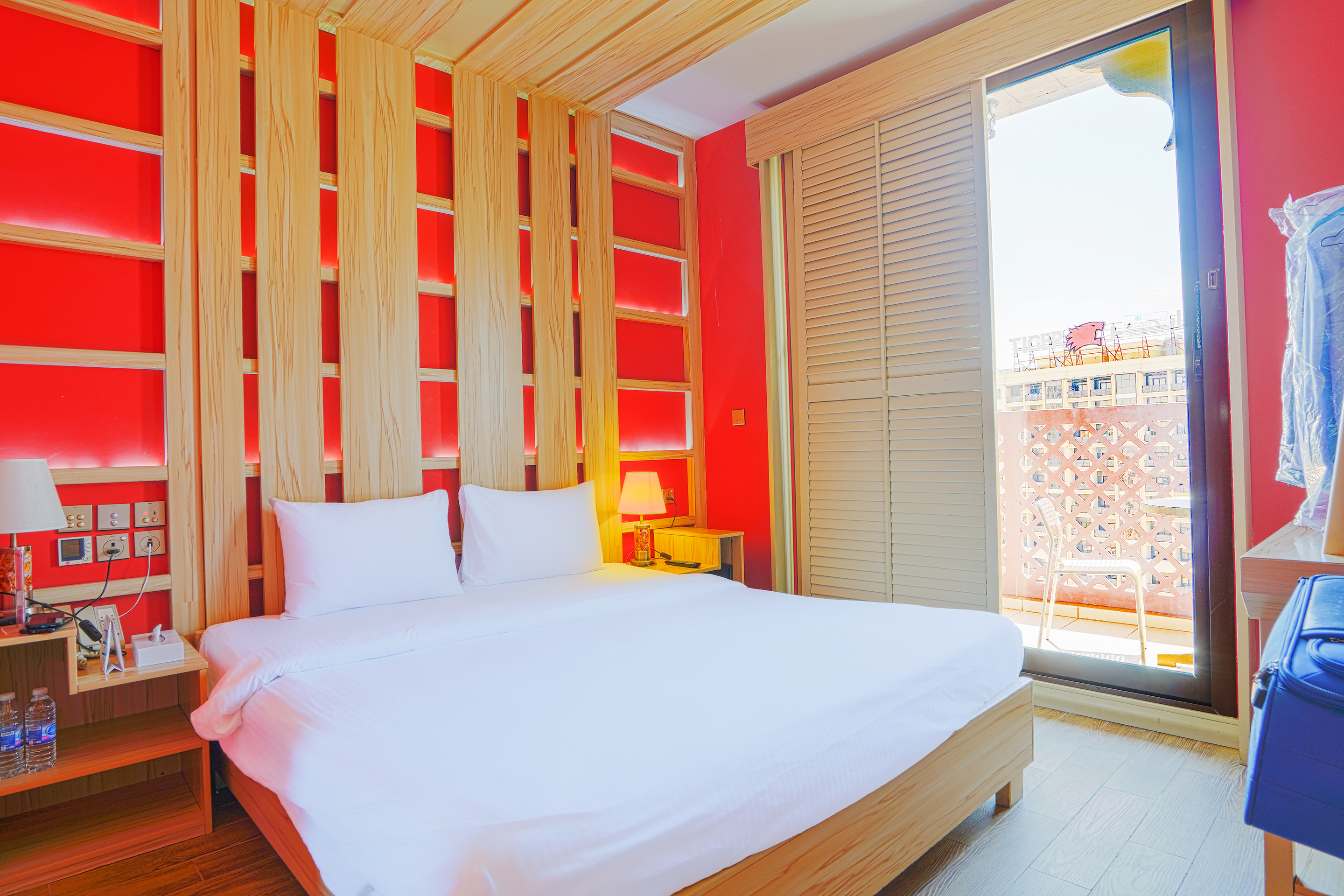 EXECUTIVE, SUITE