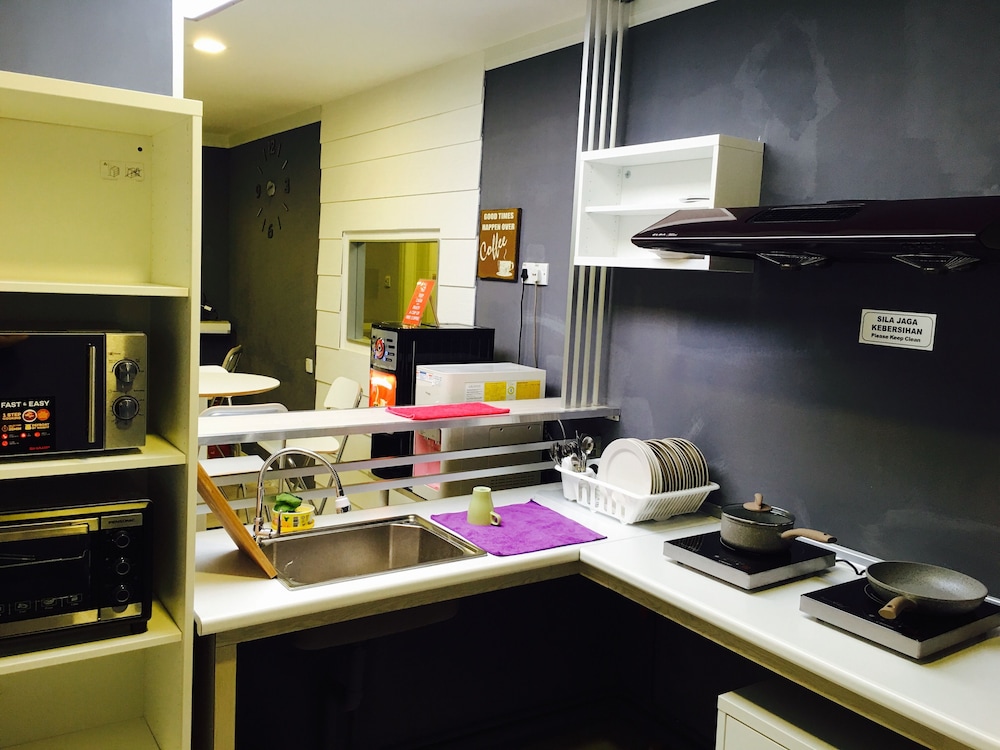 Travelogue Guest House 50/50