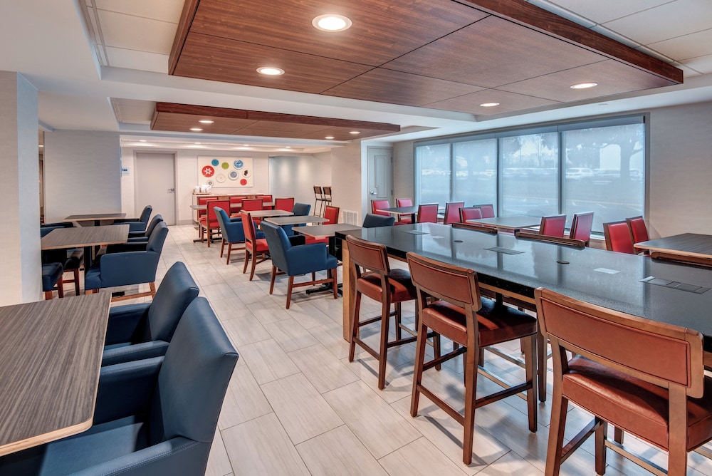 Holiday Inn Express & Suites West Long Branch - Eatontown 59/74