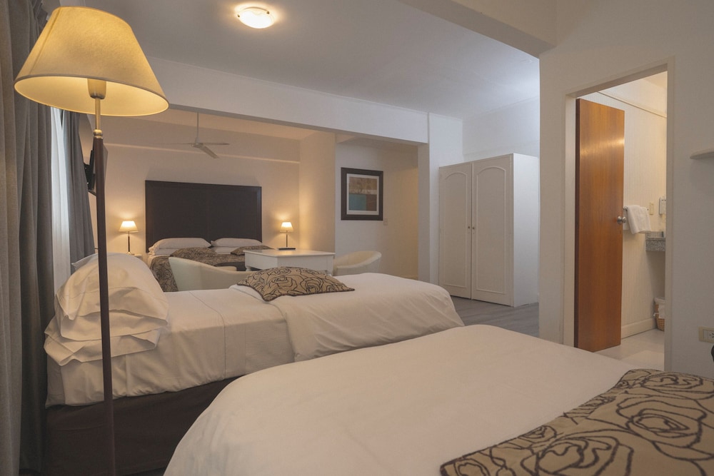 غرفة سوبيريور رباعية بسرير كينج وسريرين منفصلين، HOTEL TOLOSA 5/10