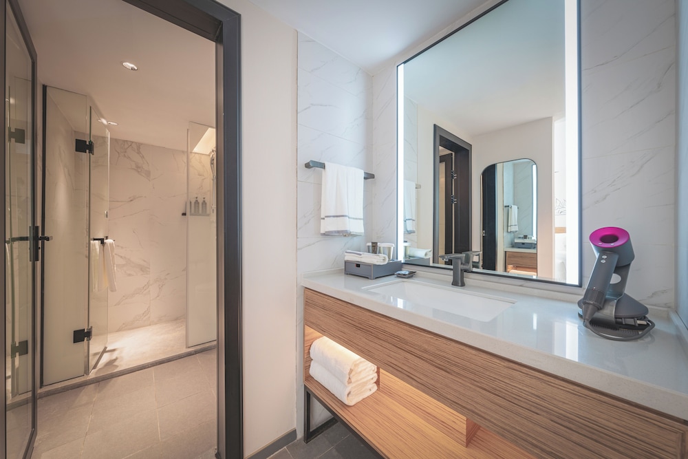 غرفة تنفيذية بسرير كينج، UrCove by Hyatt Nanjing Downtown 8/9