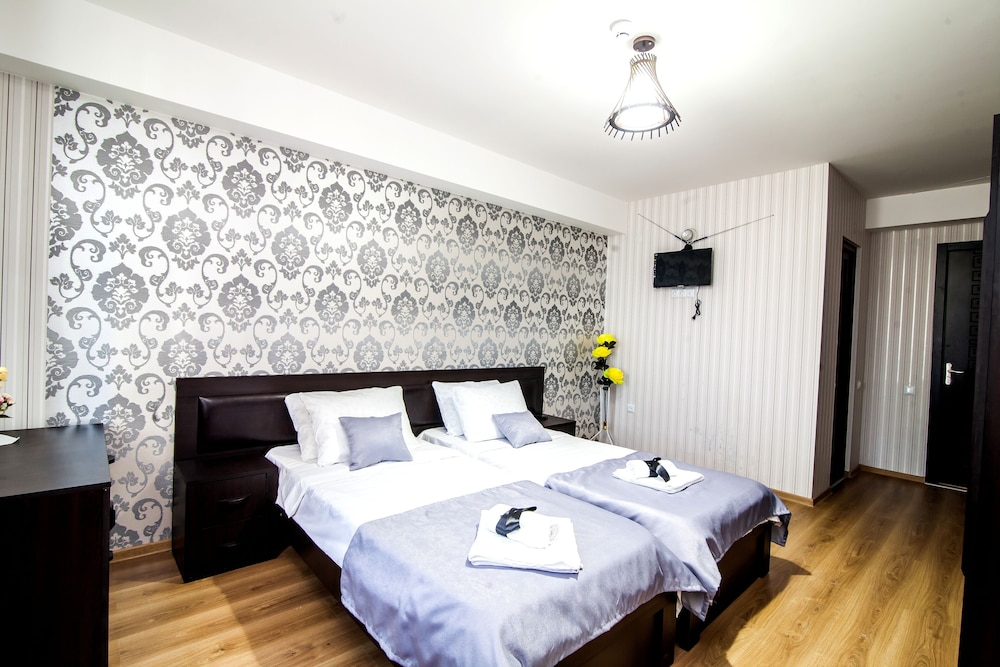 ROOM, DOUBLE OR TWIN BED