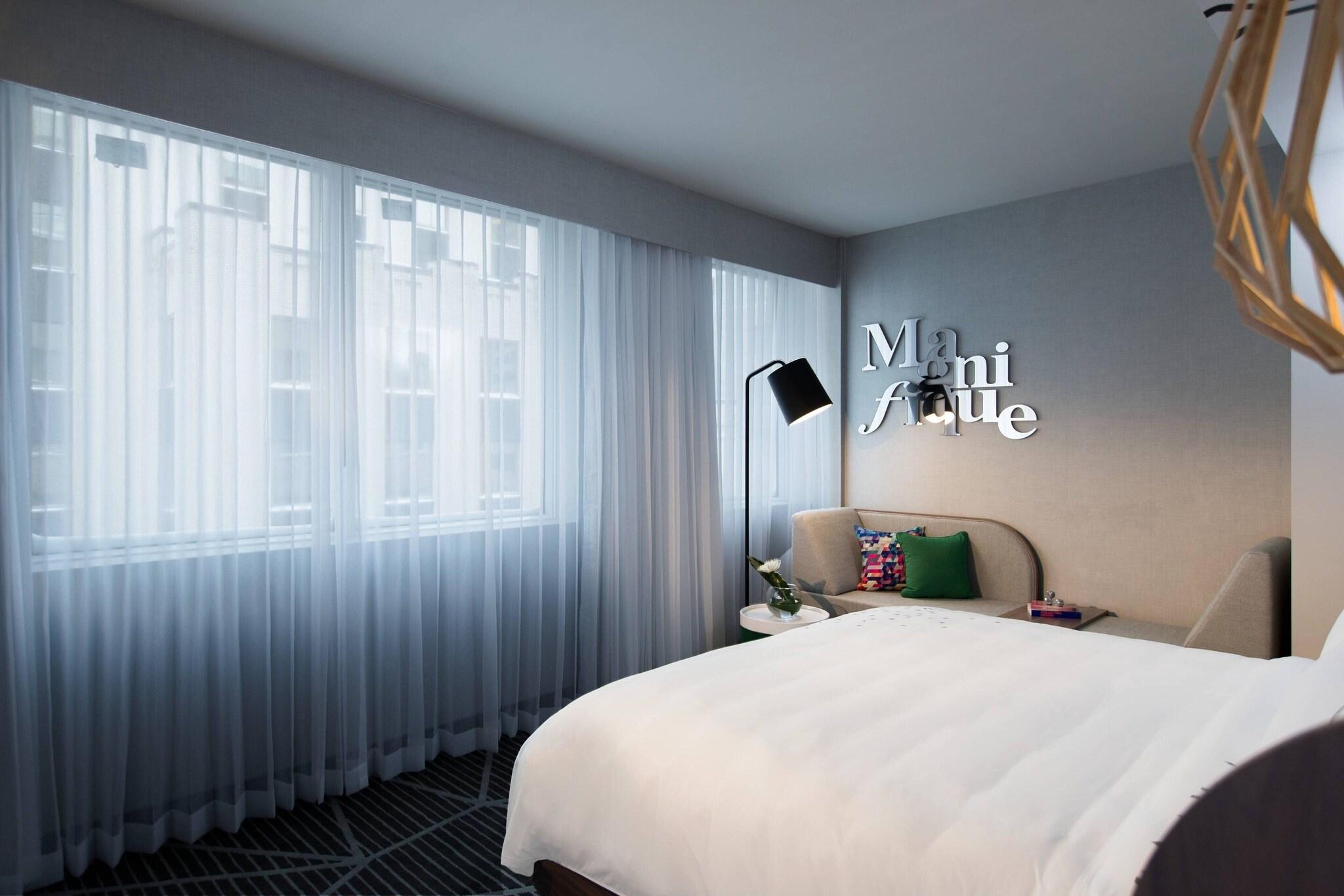 Suite, King Bed, City View