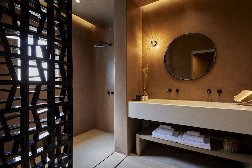 Halcyon Days Suites 44/50
