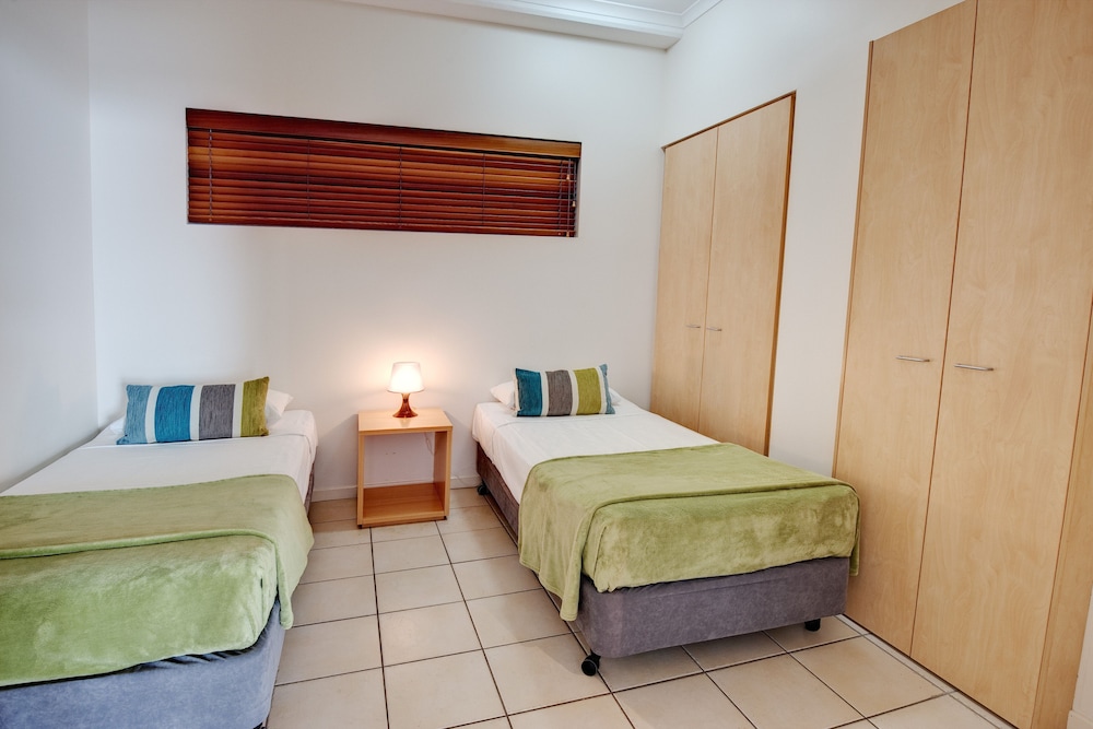 2 Bedrooms, Tower, Queen and Twin Beds, Pool Side, Pool Access
