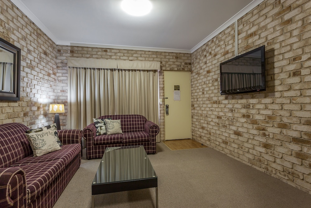 Highlander Motor Inn 33/37