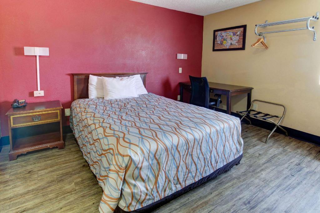 غرفة بسرير كوين للمدخنين، Econo Lodge Town Center 2/6