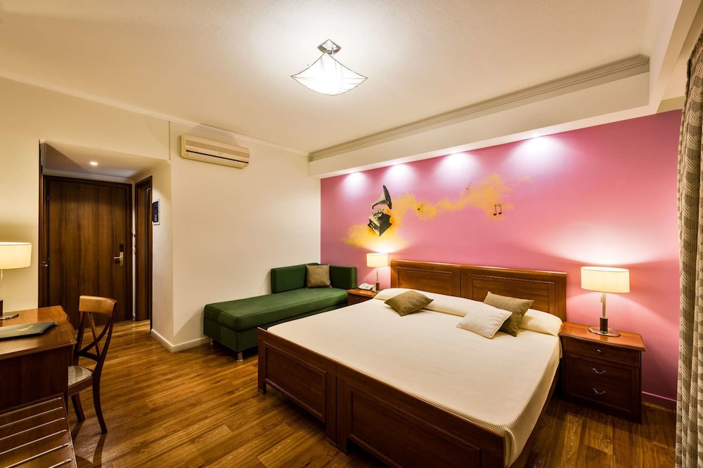 Mediterranean Beach Resort 17/65