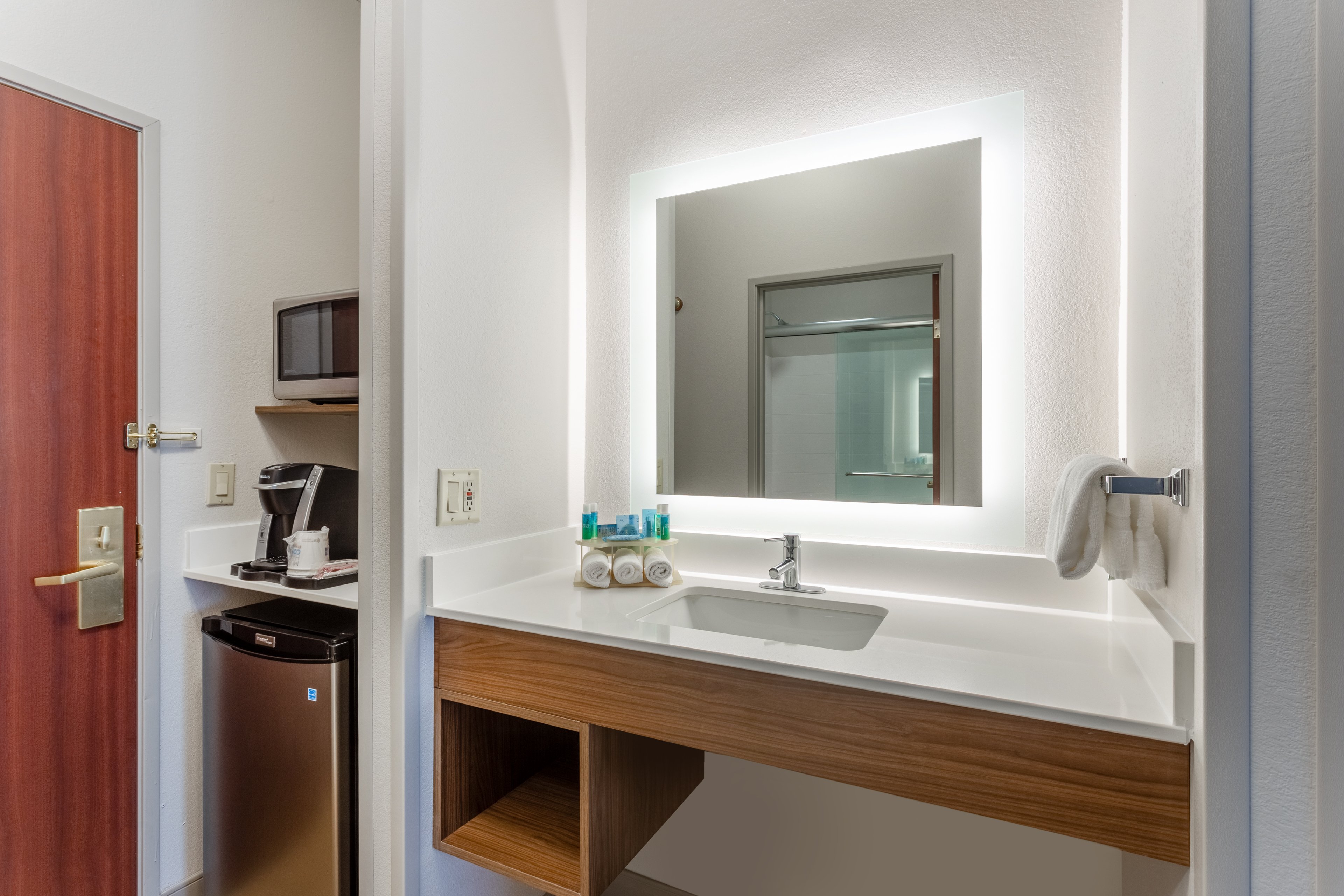 Holiday Inn Express Hotel Suites Burlington 37/39