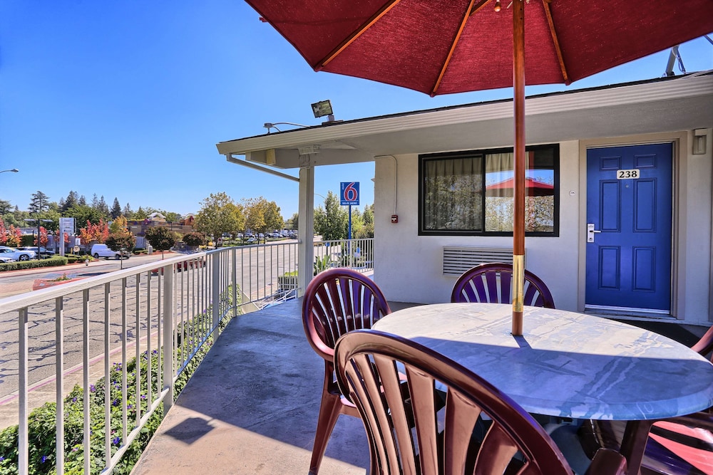Super 8 by Wyndham Walnut Creek 23/35