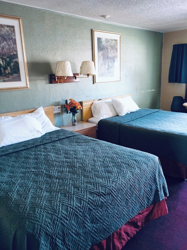 Hotel O Hillcrest Norton KS Hwy 36 17/43