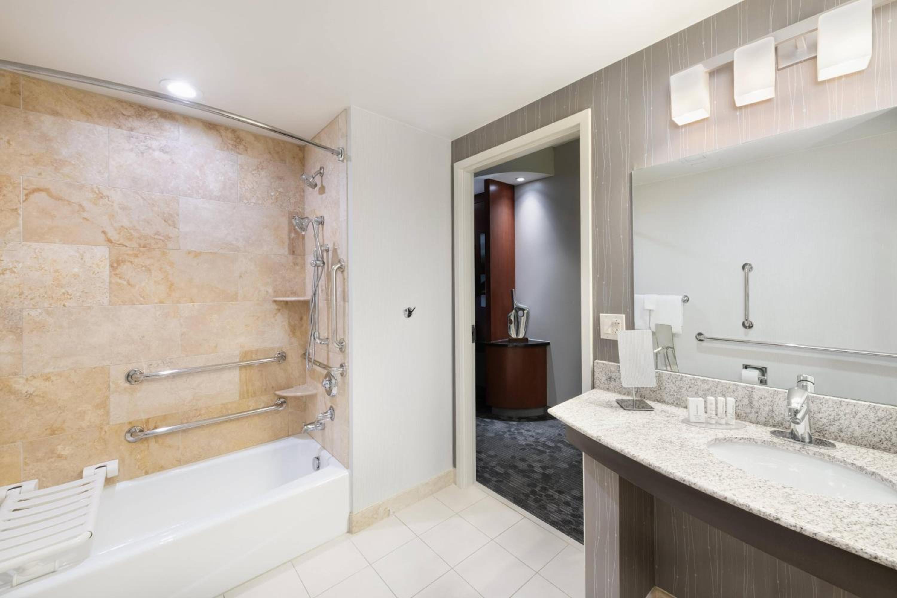 استوديو مع أريكة بحوض استحمام لذوي الإعاقة، Courtyard Pittsburgh Washington Meadow Lands 4/6
