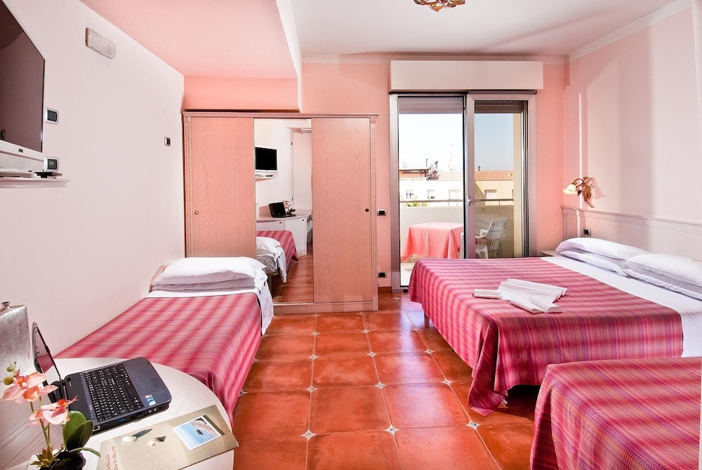 Relax, Quadruple, Double and Twin Beds، Hotel Le Querce 3/8