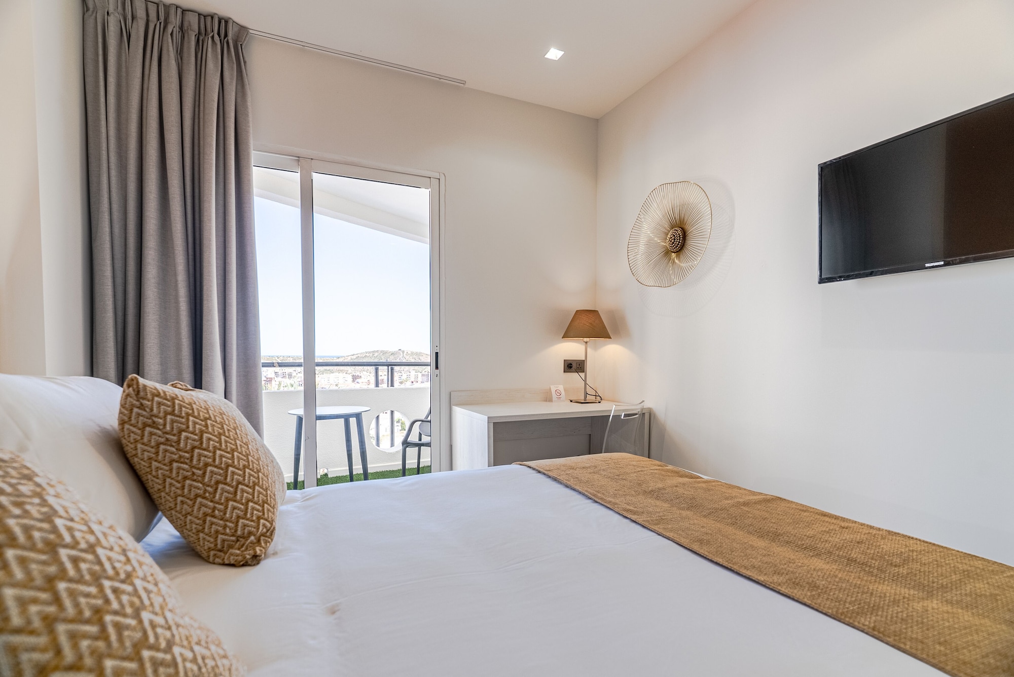 غرفة ديلوكس بسرير مزدوج بإطلالة على البحر، Ramada Resort by Wyndham Puerto de Mazarron 2/7