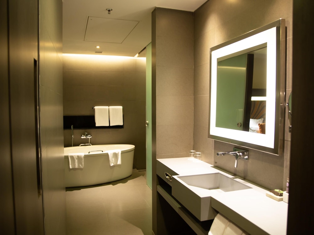 NOVOTEL KOLKATA HOTEL AND RESIDENCES 74/74