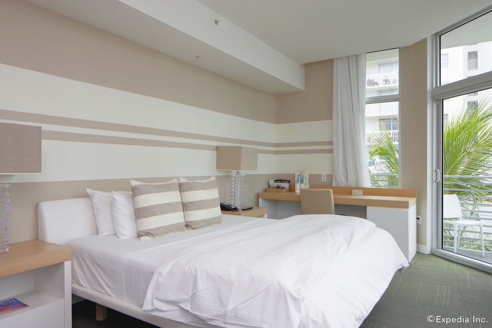 DELUXE, KING BED, PARTIAL OCEAN VIEW