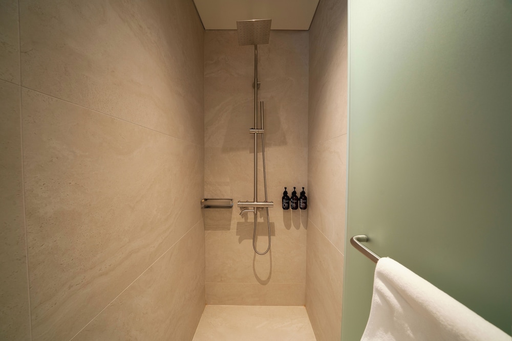 Premier Two Queen City View، Homm Marina Sokcho 6/6