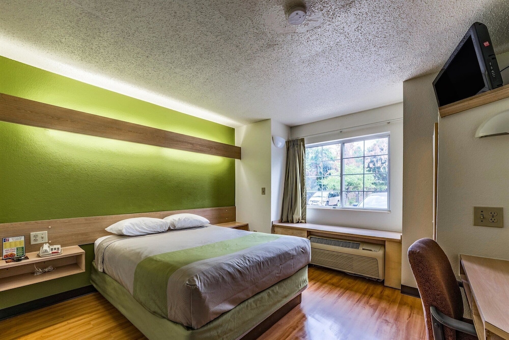 STANDARD, QUEEN BED
