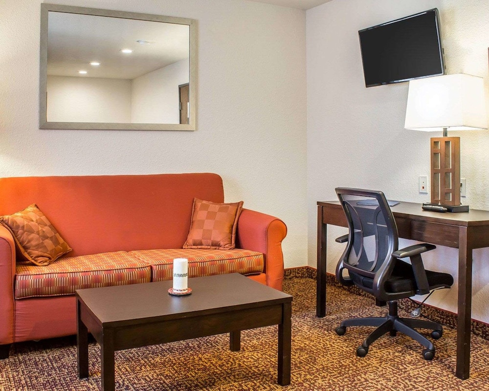 Rodeway Inn & Suites near Okoboji Lake 33/35