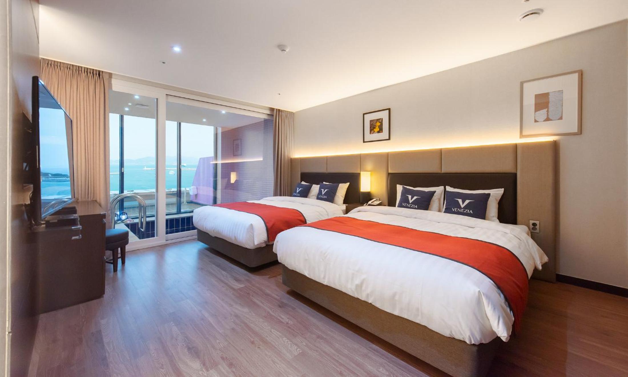 PREMIER, SUITE, WITH POOL