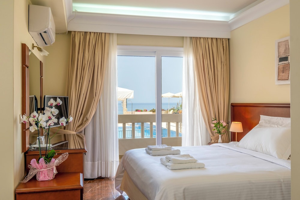 SUPERIOR, DOUBLE BED, POOL AND PARTIAL SEA VIEW