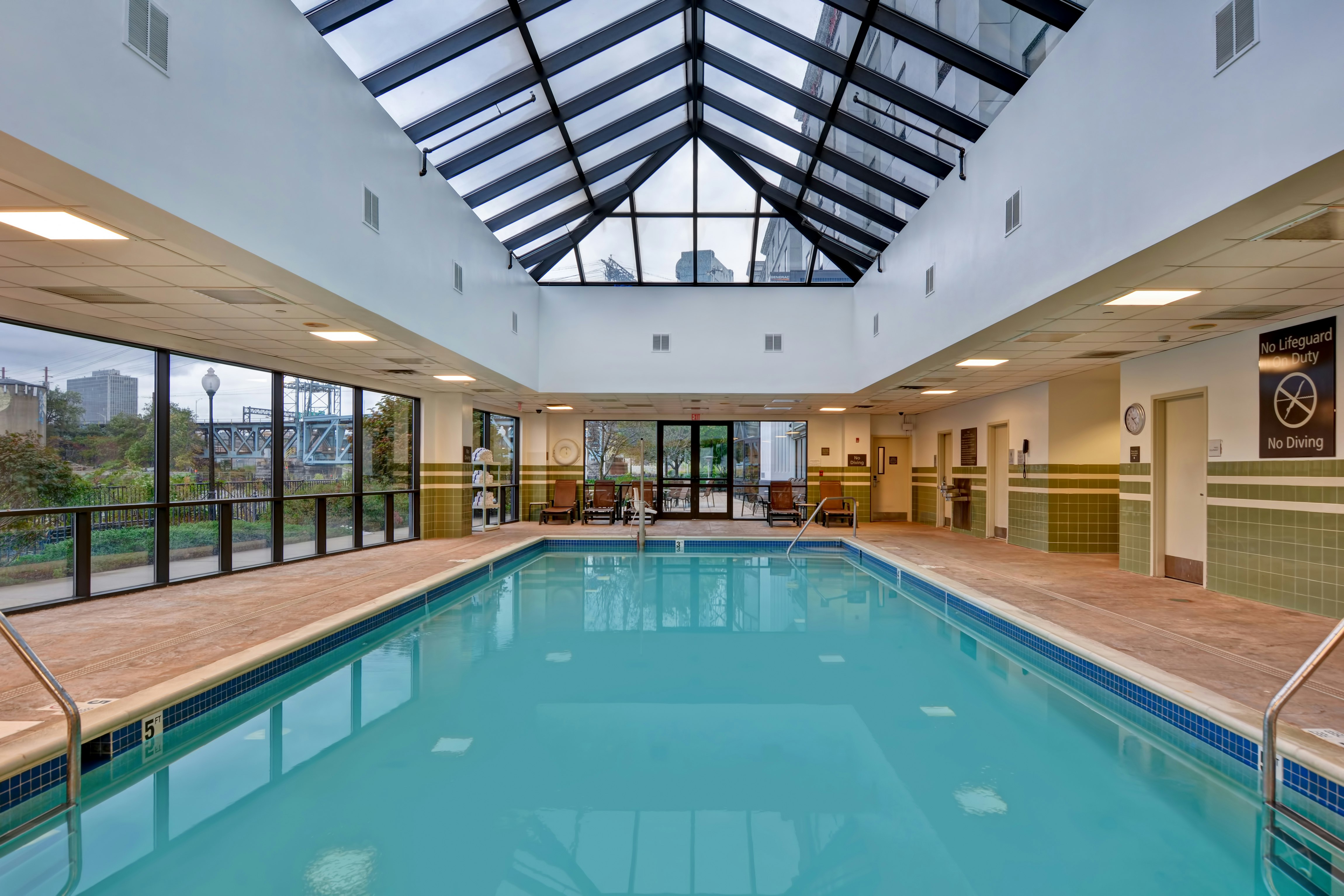 Hampton Inn Suites Newark Harrison Riverwalk 19/60
