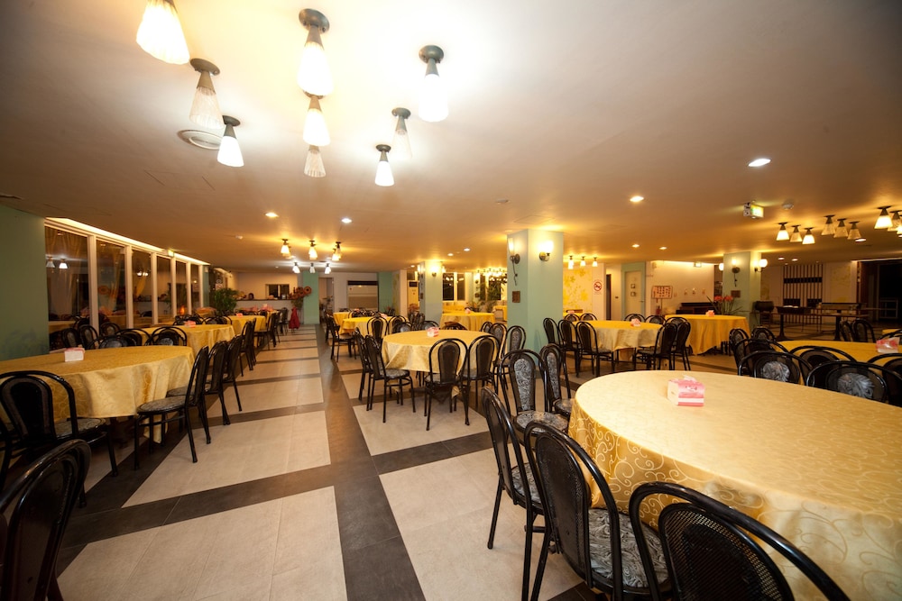 Champagne Hotel 33/36