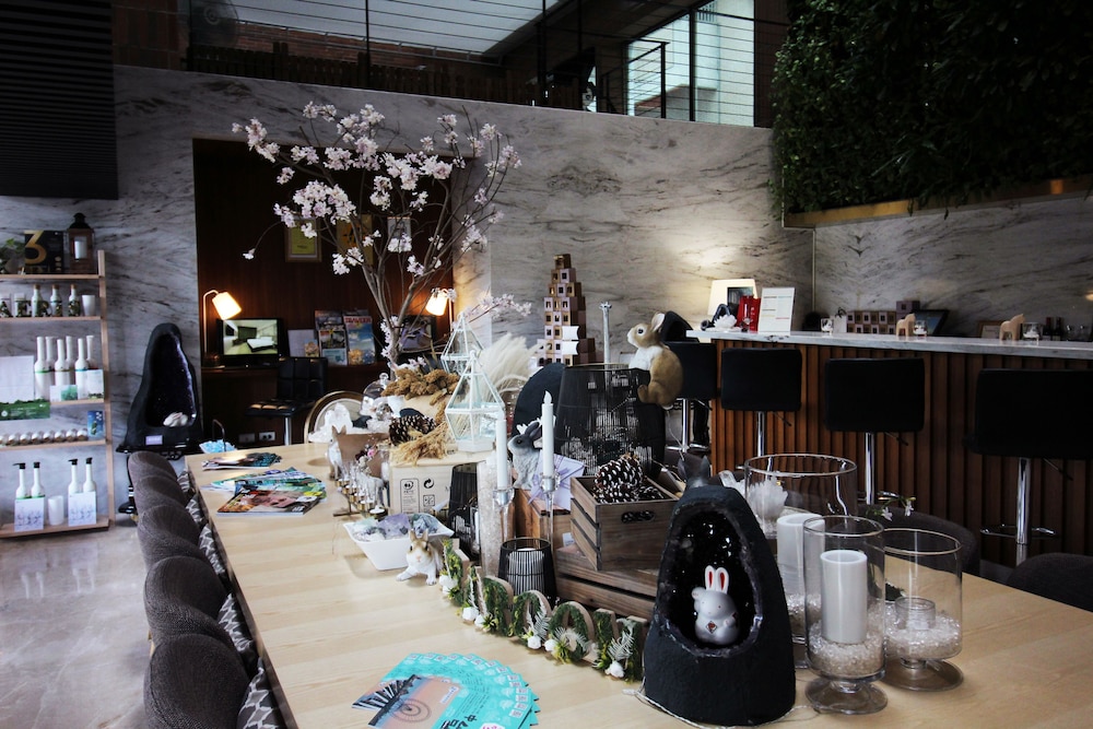 Aeris International Hotel 48/61
