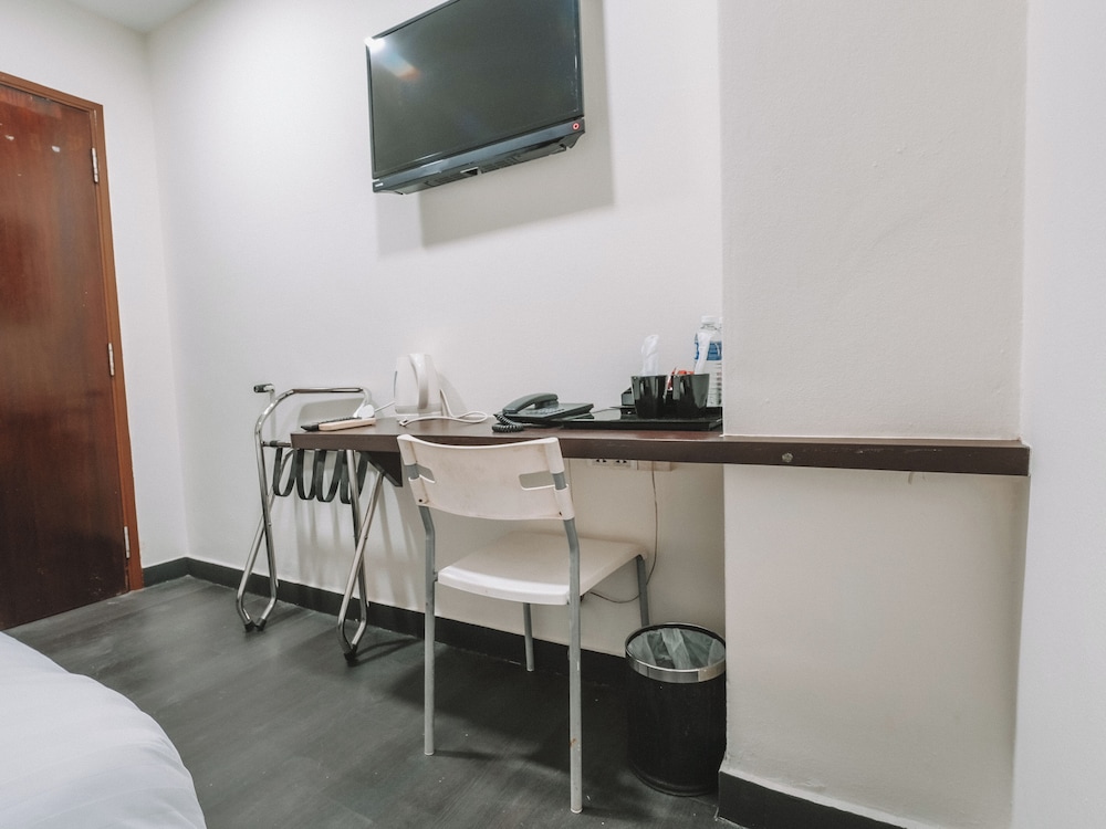 A Hotel Desker 37/55