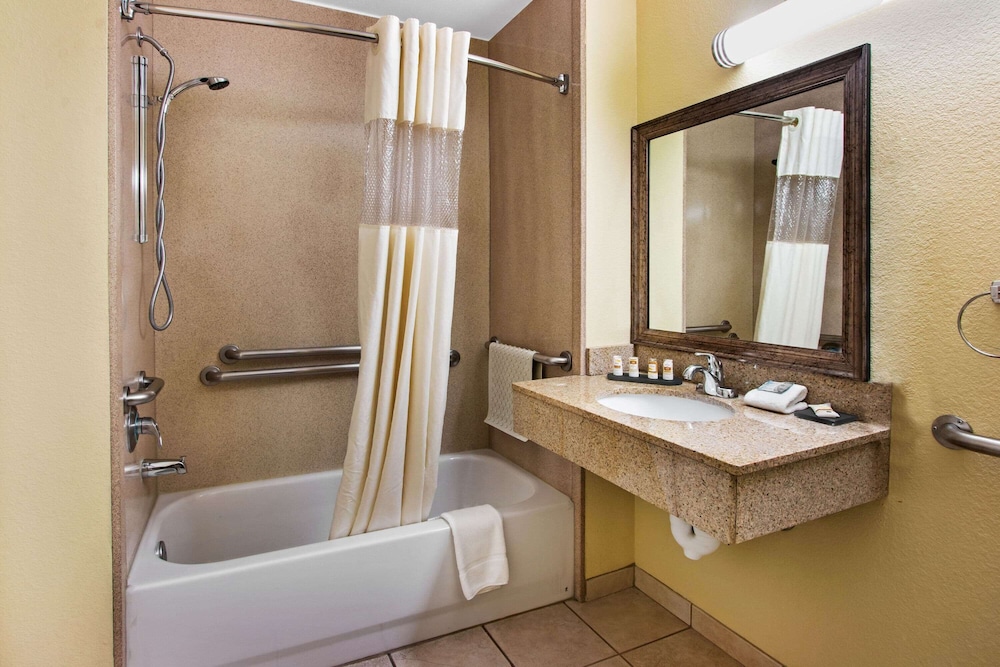 La Quinta Inn & Suites by Wyndham Albuquerque Midtown 16/57