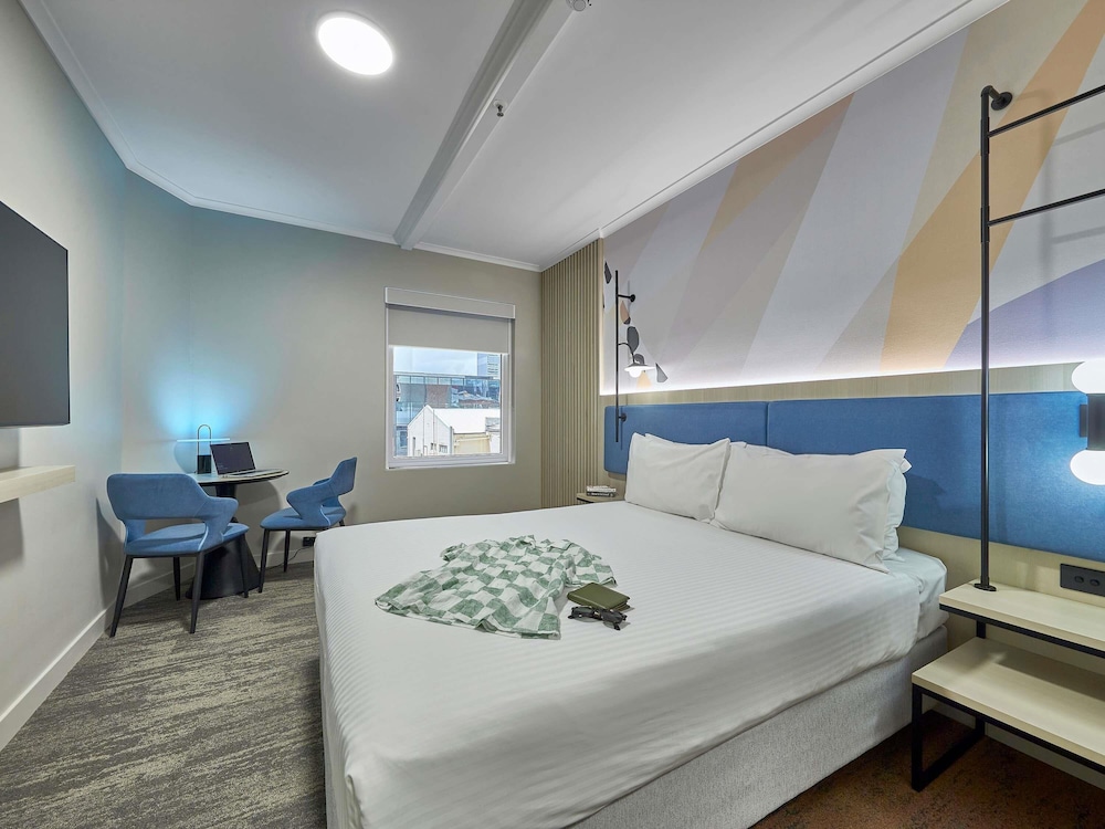 SUPERIOR, QUEEN BED