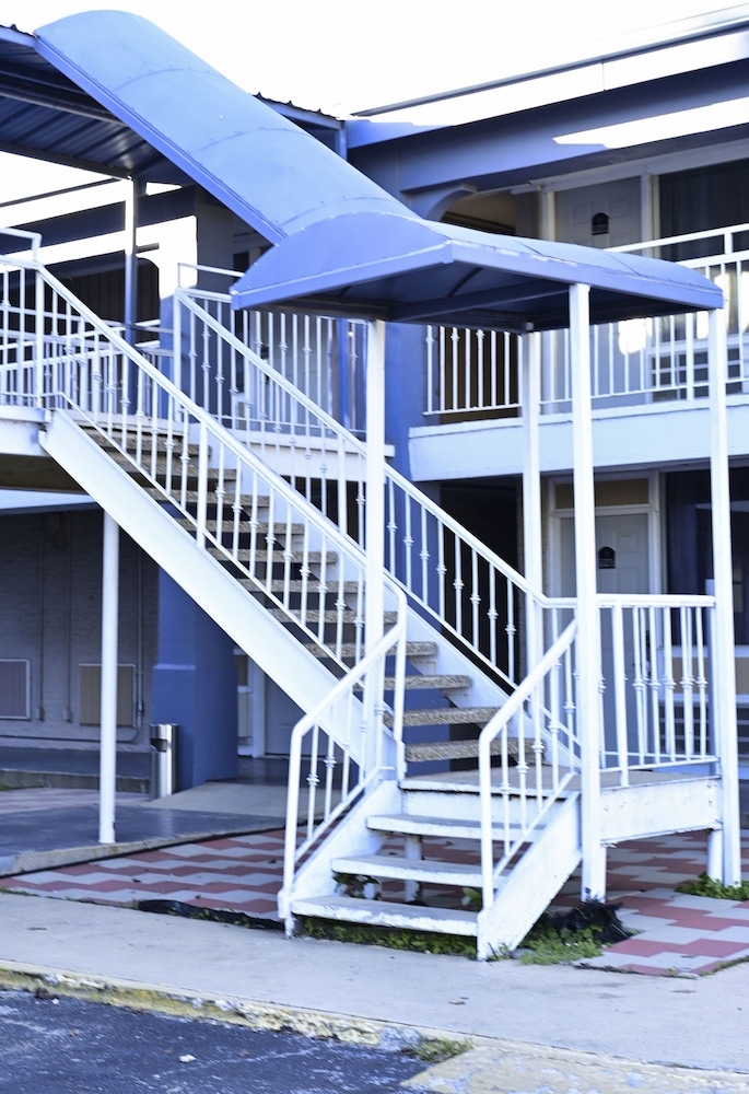 R Nite Star Inn & Suite 3/65