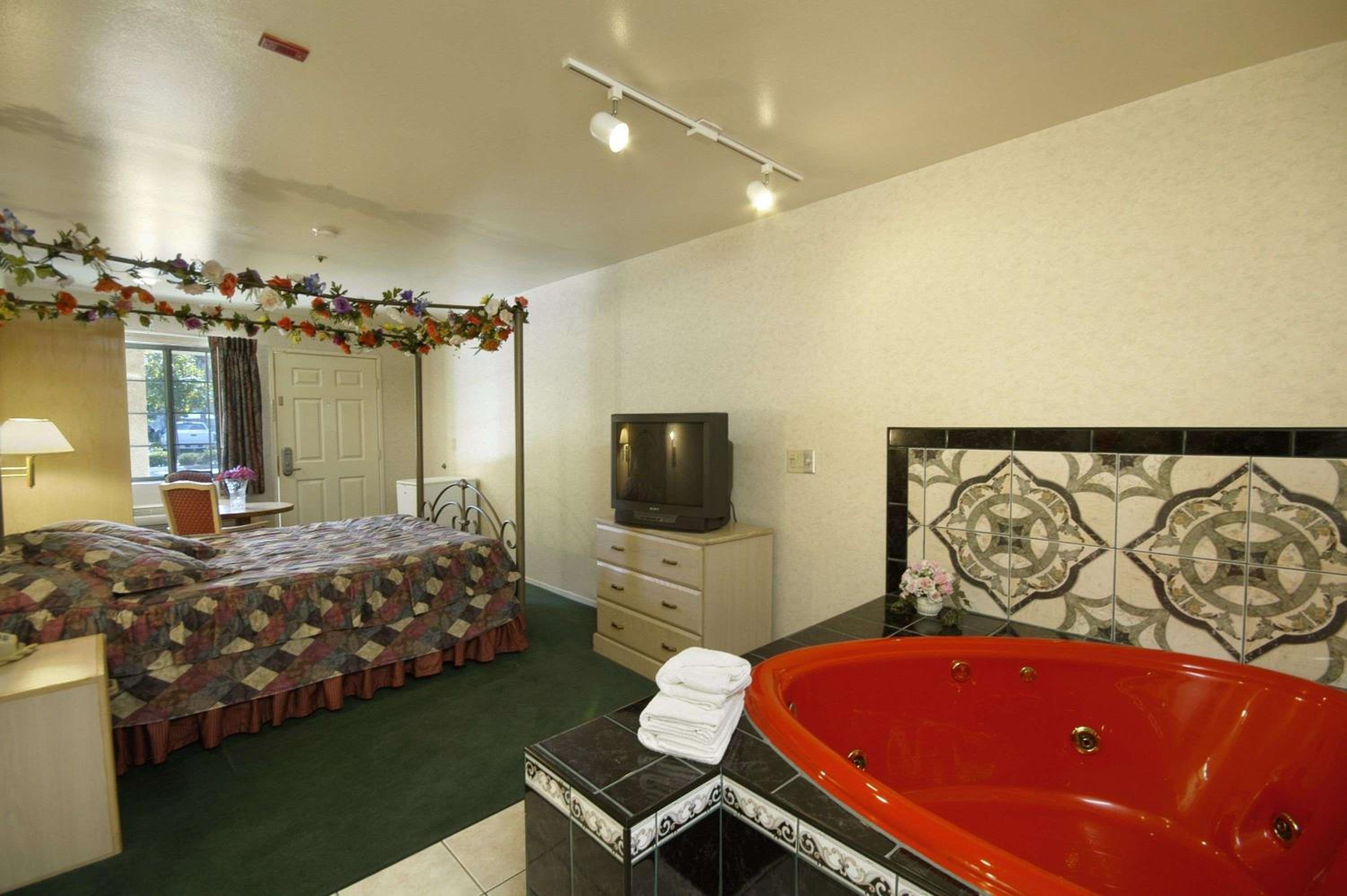 Days Inn by Wyndham Riverside Tyler Mall 17/21