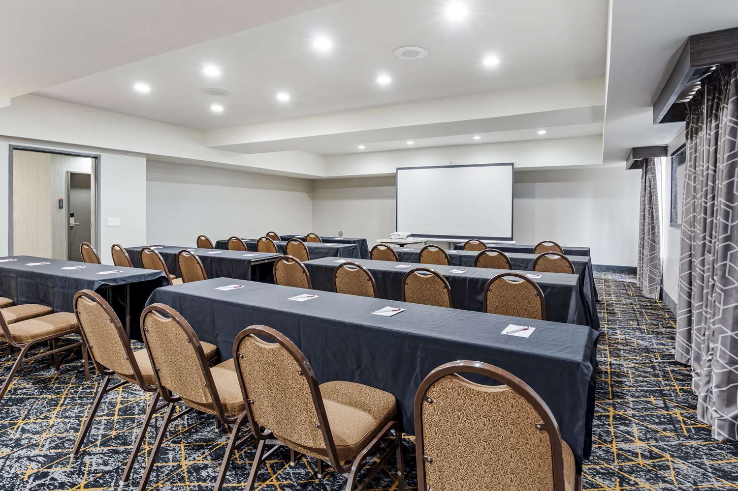Best Western Plus Bourbonnais Hotel & Suites 11/15