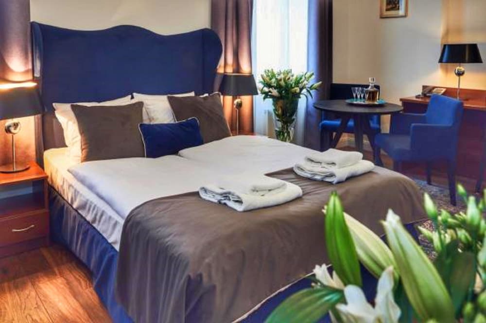 DELUXE, SINGLE, QUEEN BED