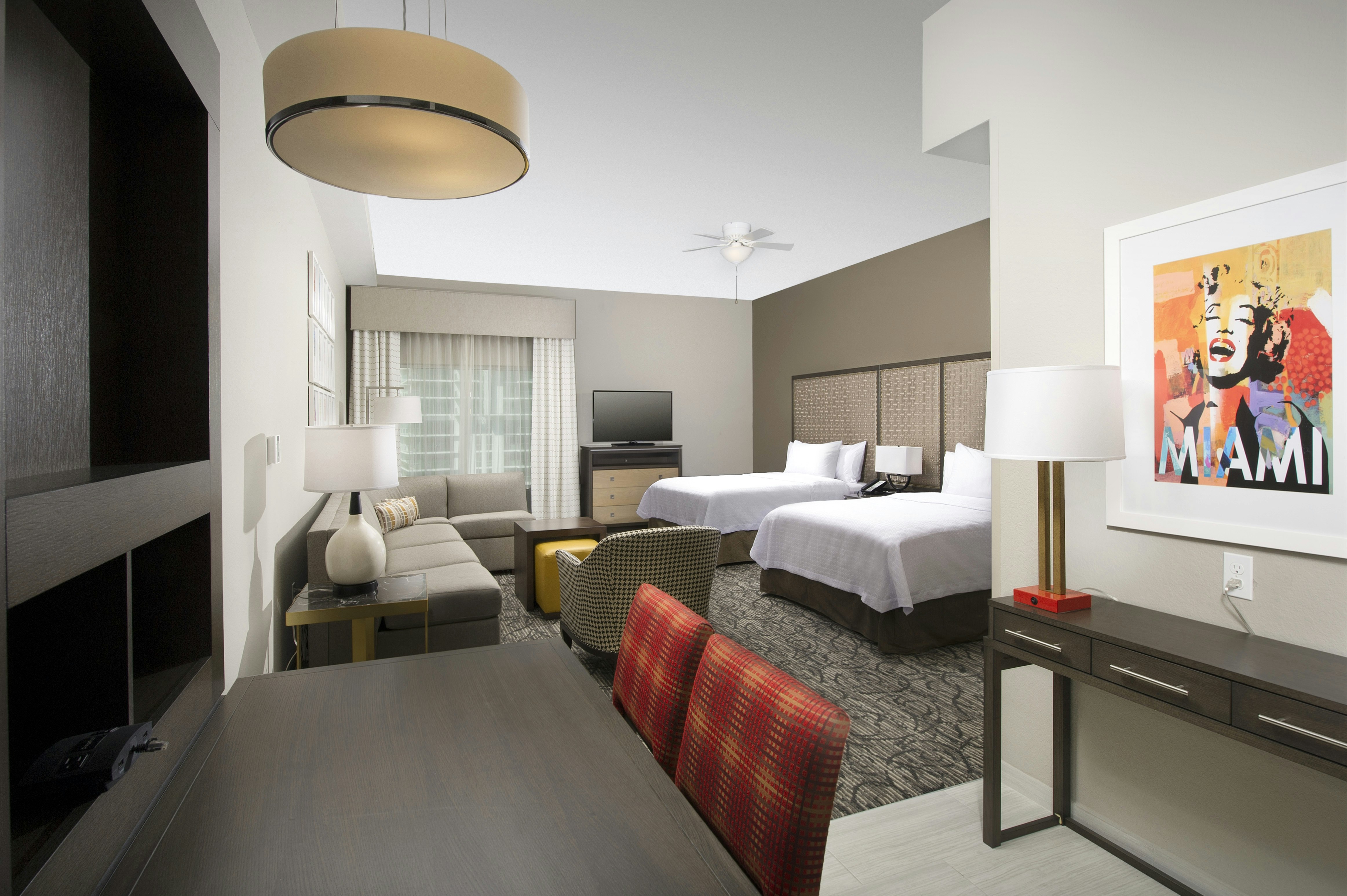 studio, 2 queen beds
