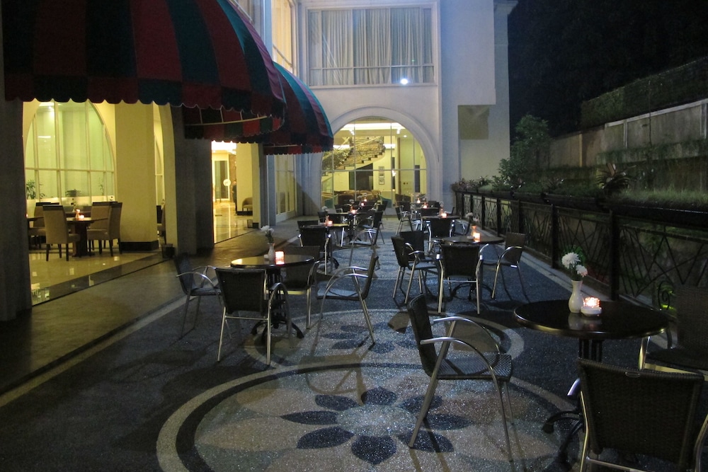 The Sahira Hotel 28/40
