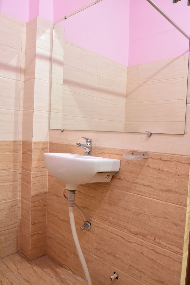 Hotel Sarweshwary 47/47