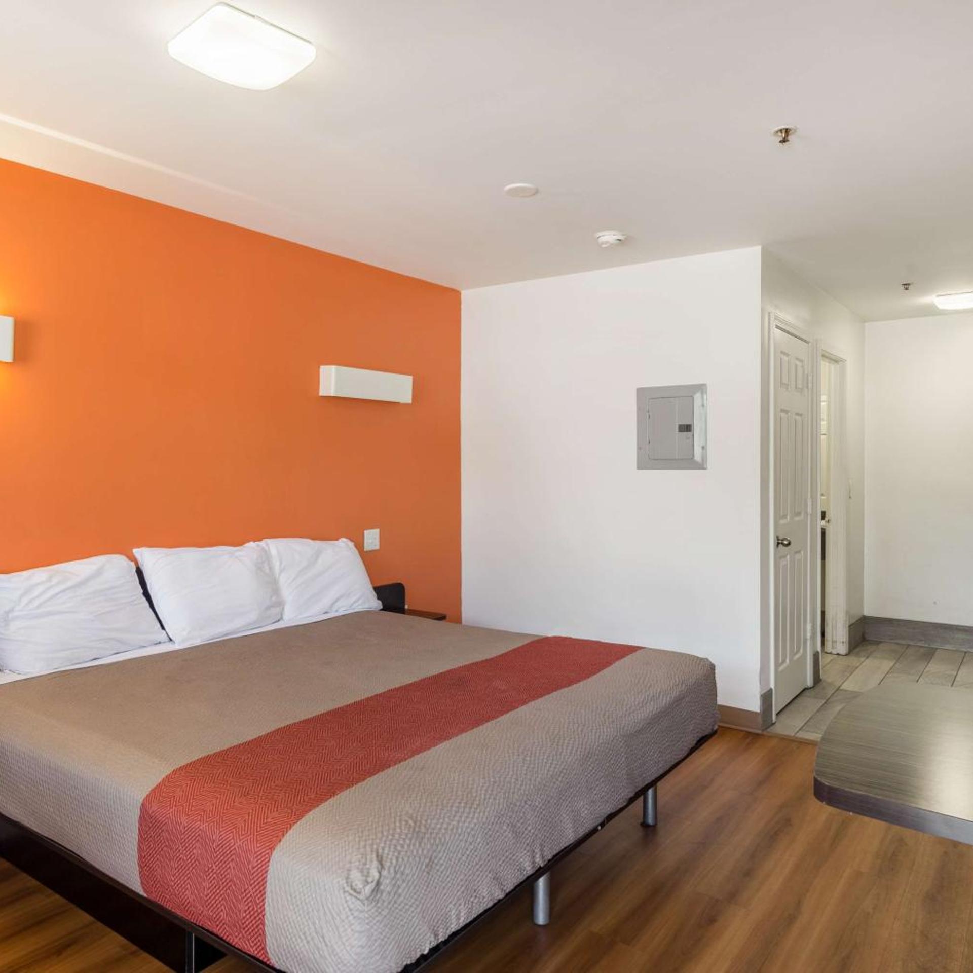 ROOM, KING BED, SMOKING, ACCESSIBLE