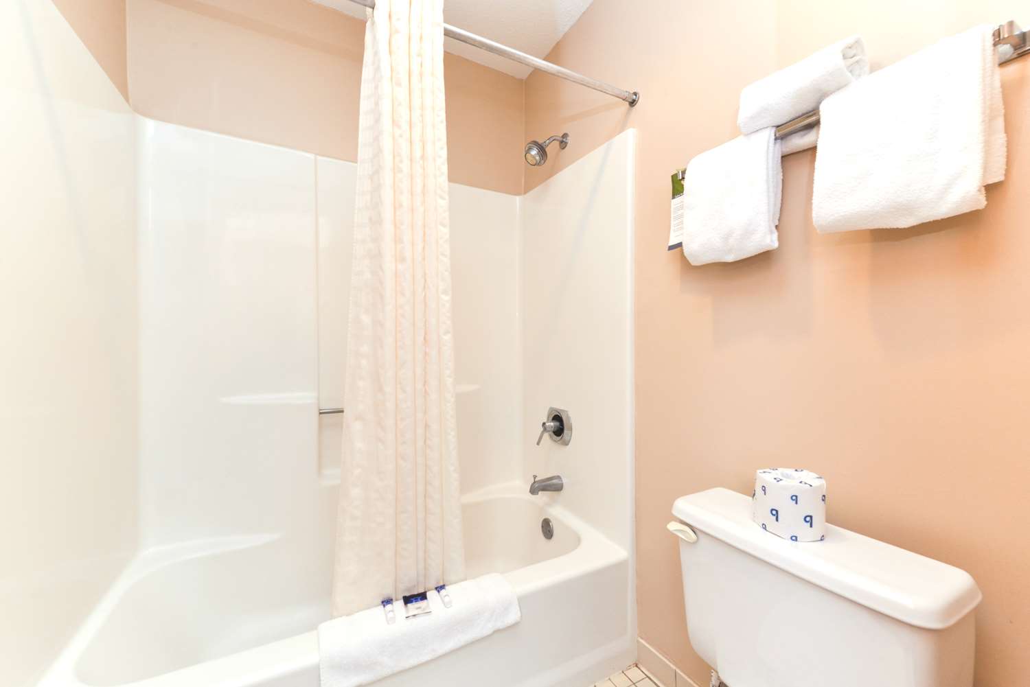 غرفة بسرير كوين، Americas Best Value Inn-Plattsburgh 9/10