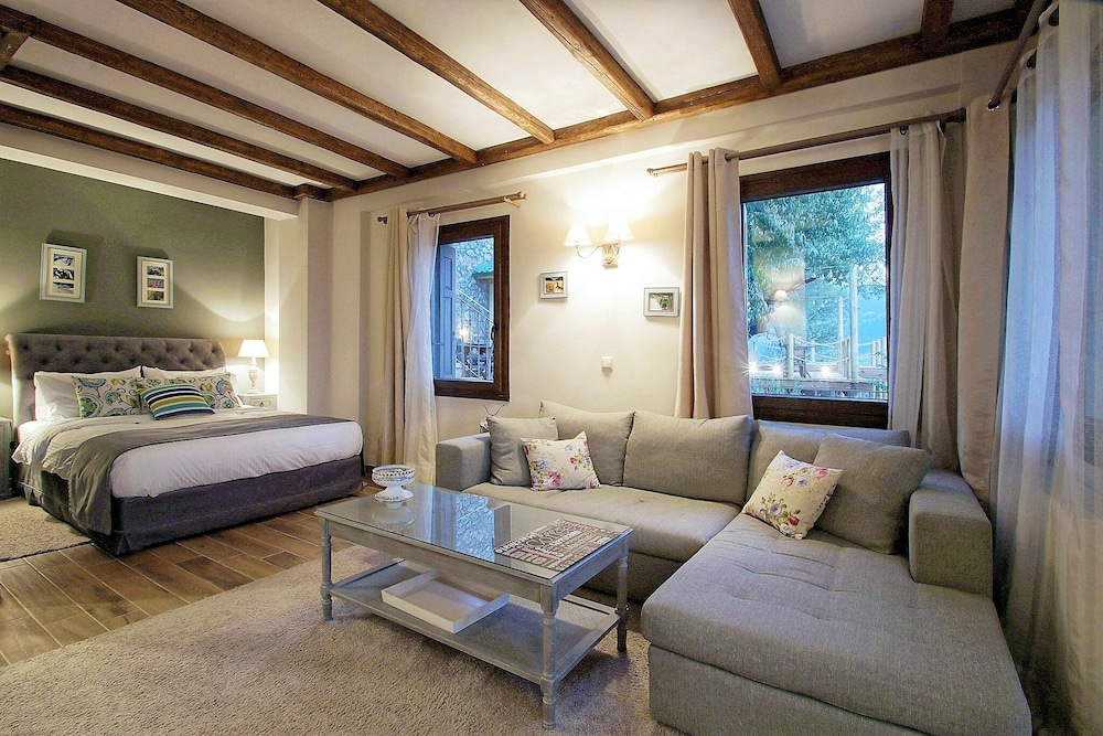 Almond House Suites Arachova 10/50