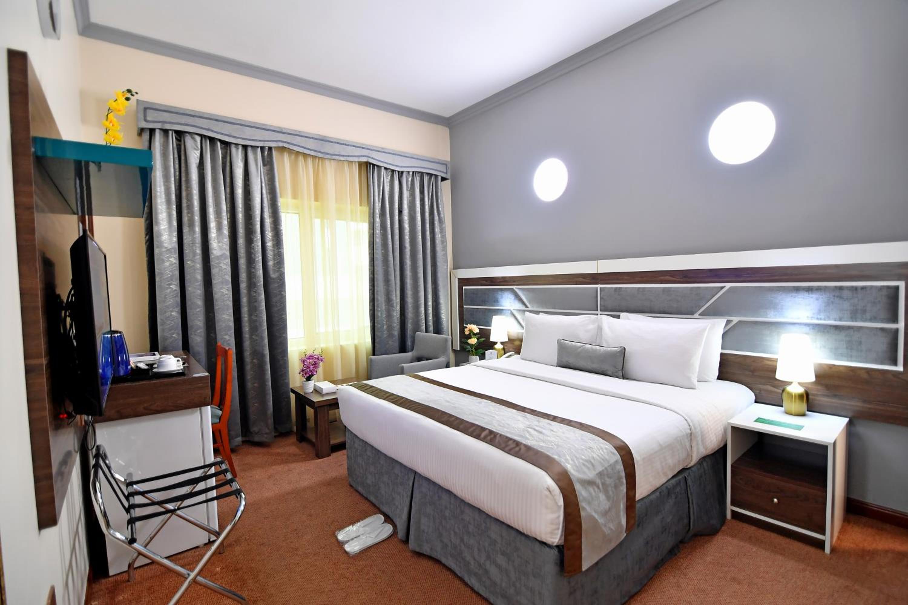 EXECUTIVE DELUXE ROOM.