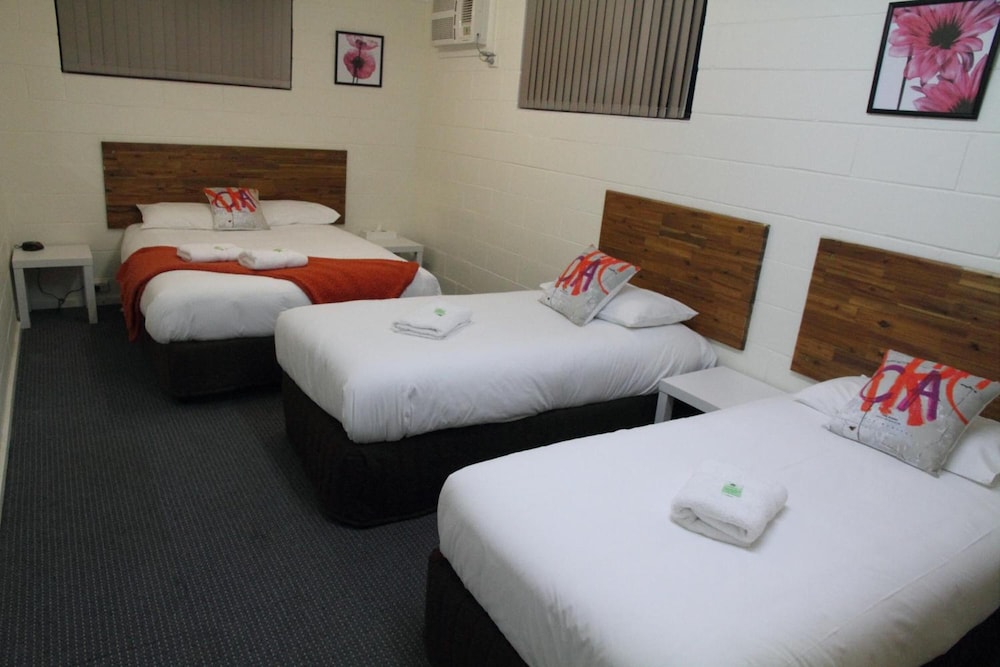 Plainsman Motel 33/63