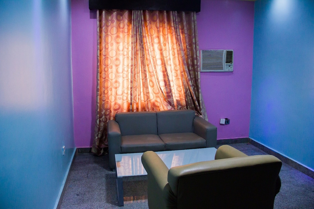 Paris Suites 53/64