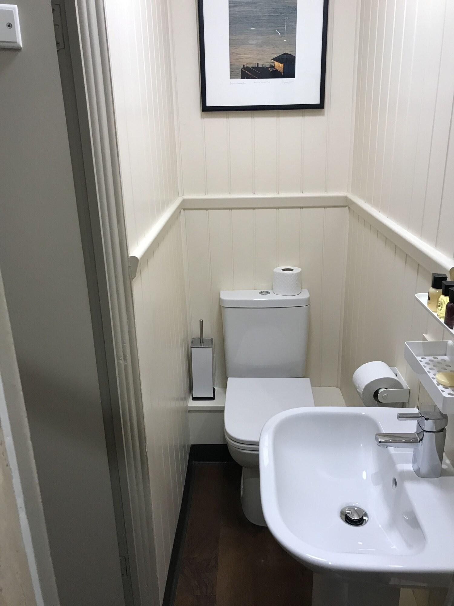 The Wheatsheaf Hotel 25/26