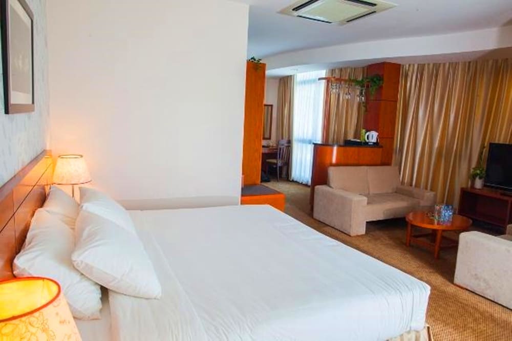 River Hotel 25/79