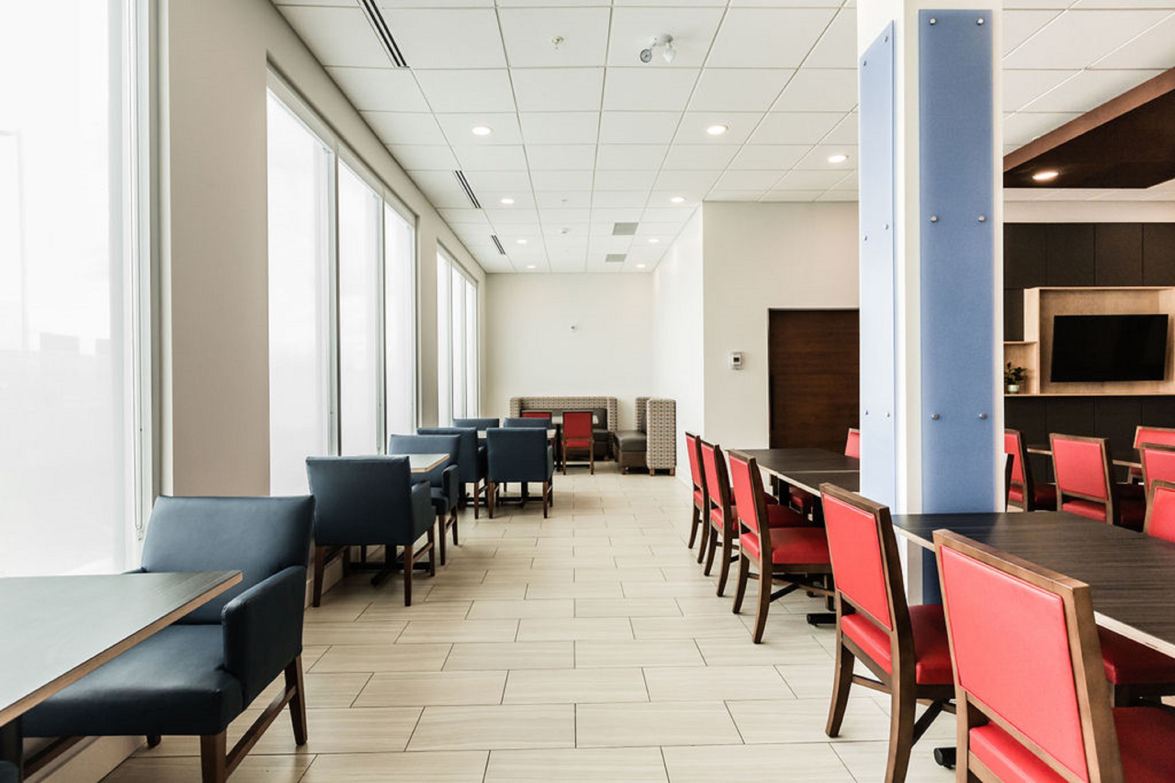 Holiday Inn Express Suites Edmonton N St Albert 60/72