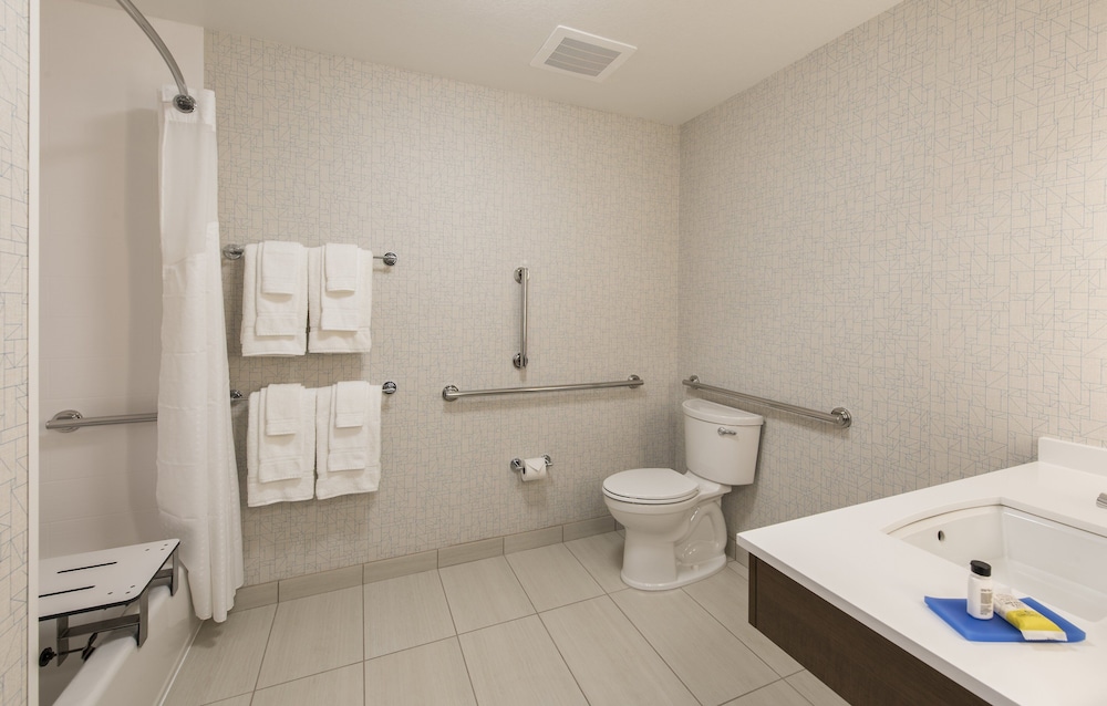 Holiday Inn Express and Suites Phoenix North Happy Valley an IHG Hotel 19/64