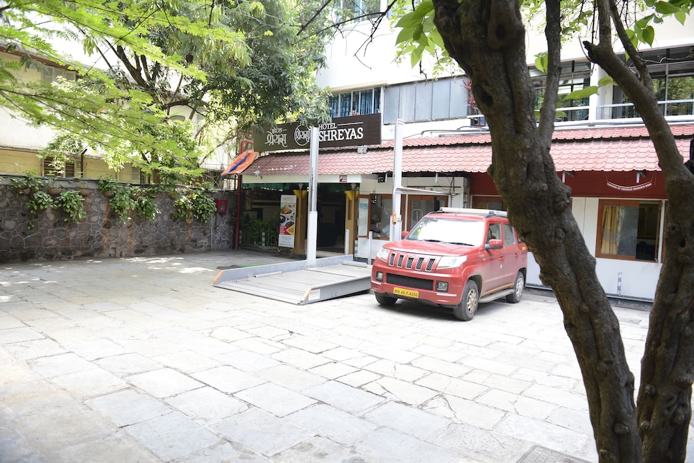 Hotel Shreyas 31/40